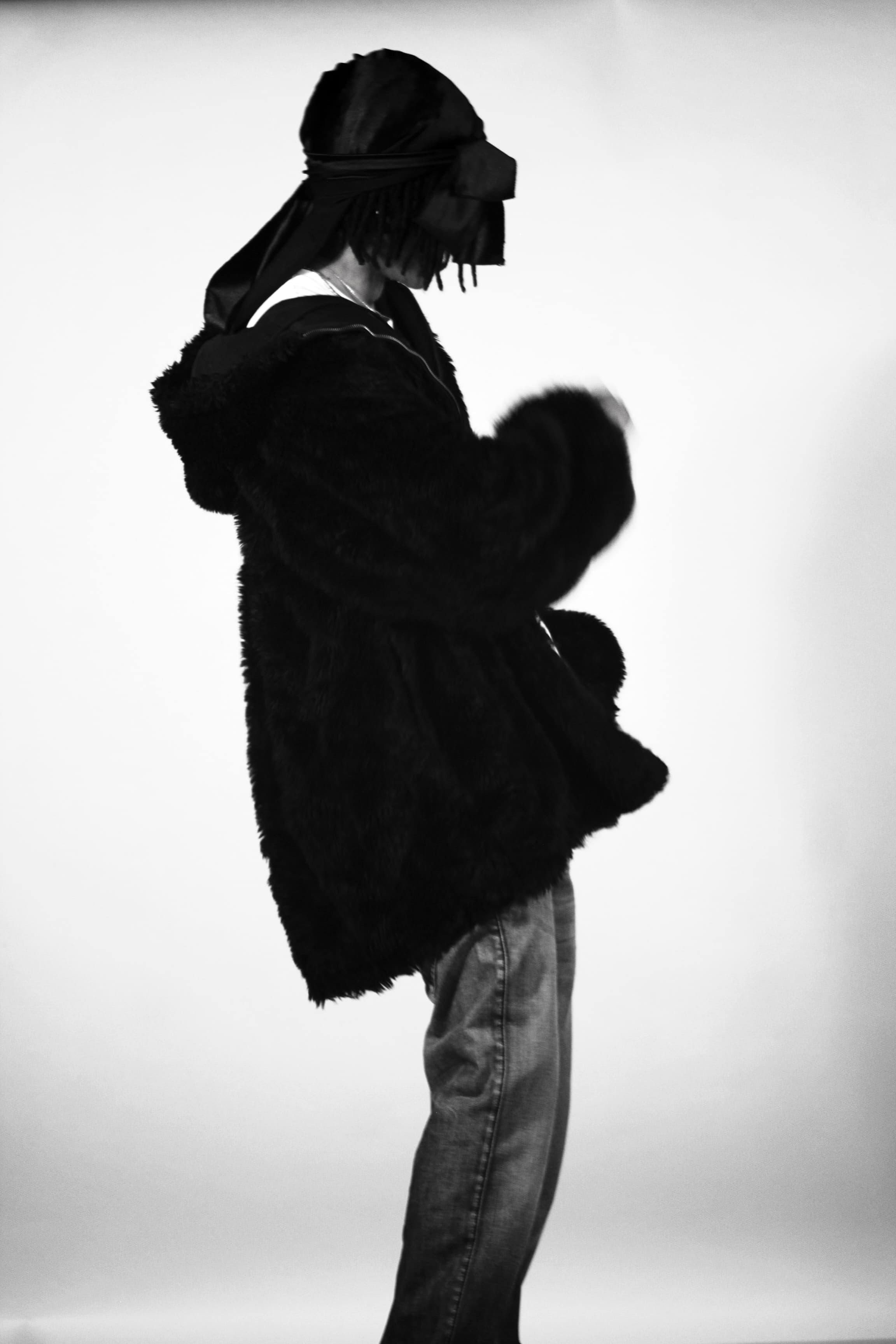 Modelo Dimark con outfit urbano